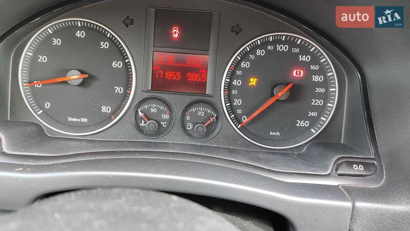 Хэтчбек Volkswagen Golf 2006 в Рахове