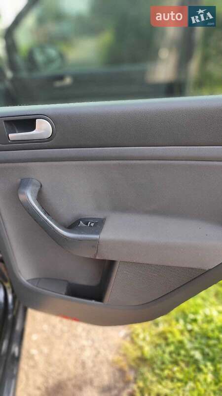 Хэтчбек Volkswagen Golf 2006 в Рахове