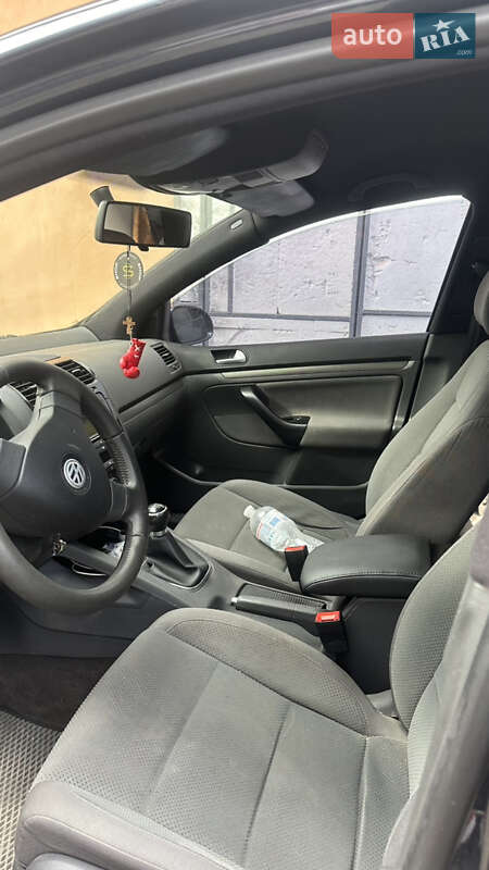 Хетчбек Volkswagen Golf 2005 в Києві