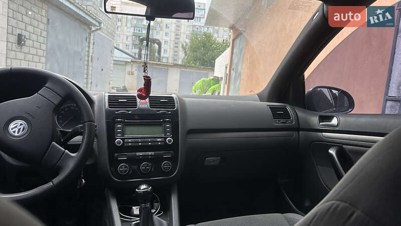 Хетчбек Volkswagen Golf 2005 в Києві