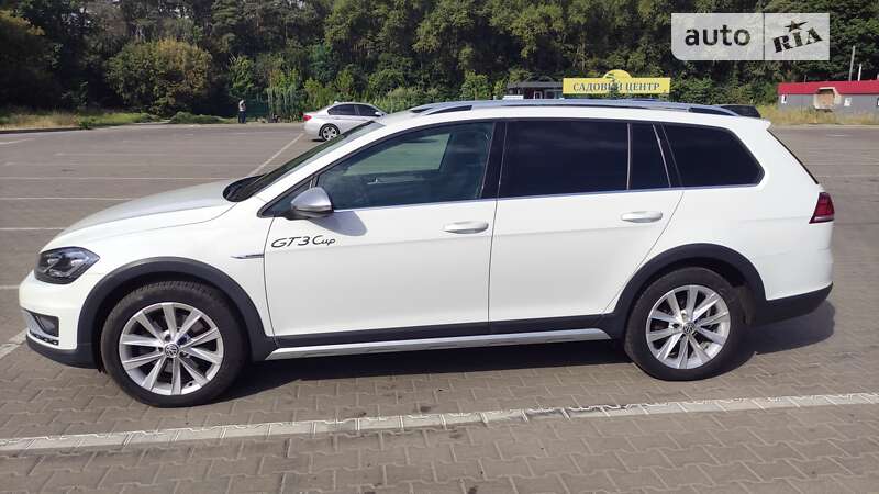 Універсал Volkswagen Golf 2017 в Чернігові