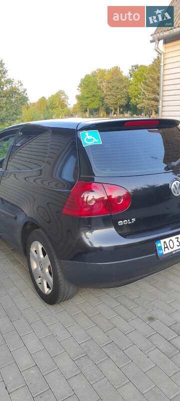 Хэтчбек Volkswagen Golf 2003 в Ужгороде