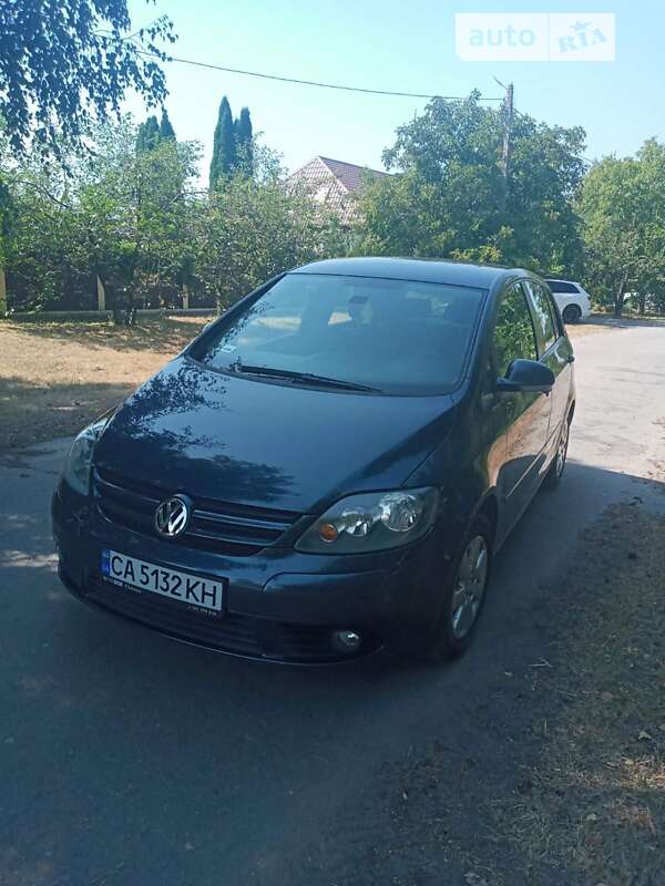 Хэтчбек Volkswagen Golf 2005 в 