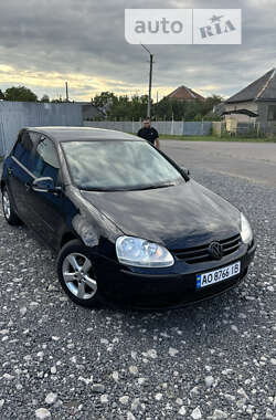 Хэтчбек Volkswagen Golf 2005 в Ужгороде