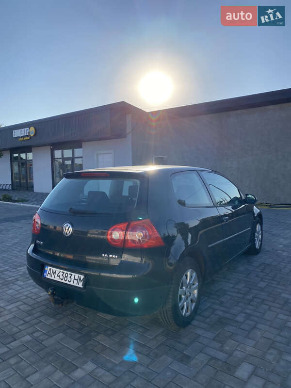 Хэтчбек Volkswagen Golf 2003 в Попельне