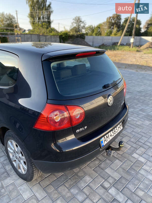 Хэтчбек Volkswagen Golf 2003 в Попельне