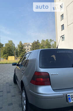 Хетчбек Volkswagen Golf 2002 в Березному