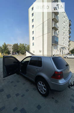 Хетчбек Volkswagen Golf 2002 в Березному