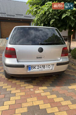 Хэтчбек Volkswagen Golf 2001 в 