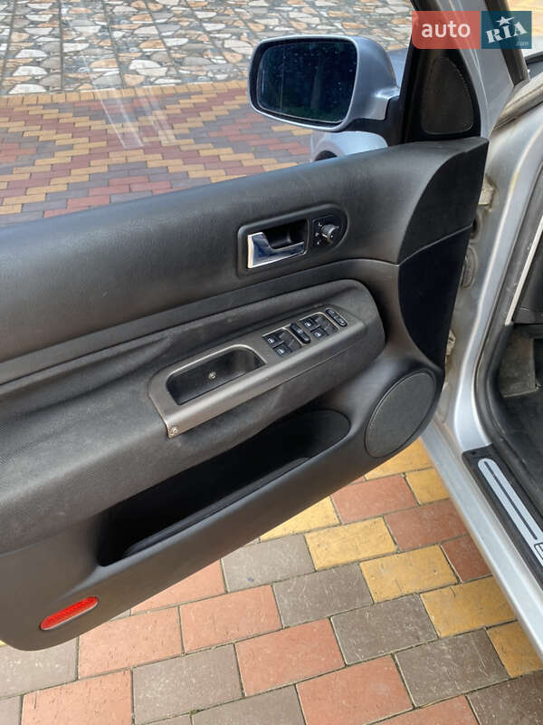 Хэтчбек Volkswagen Golf 2001 в Клесовом