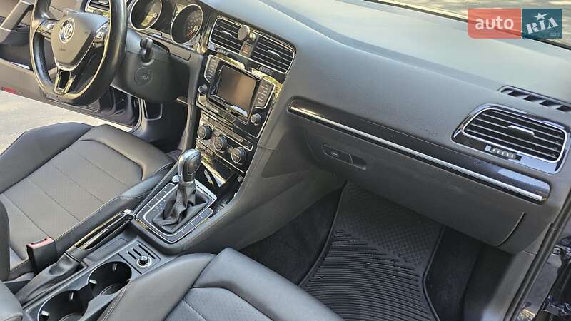 Хэтчбек Volkswagen Golf 2015 в Днепре