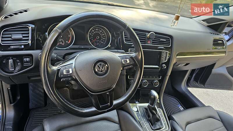 Хэтчбек Volkswagen Golf 2015 в Днепре