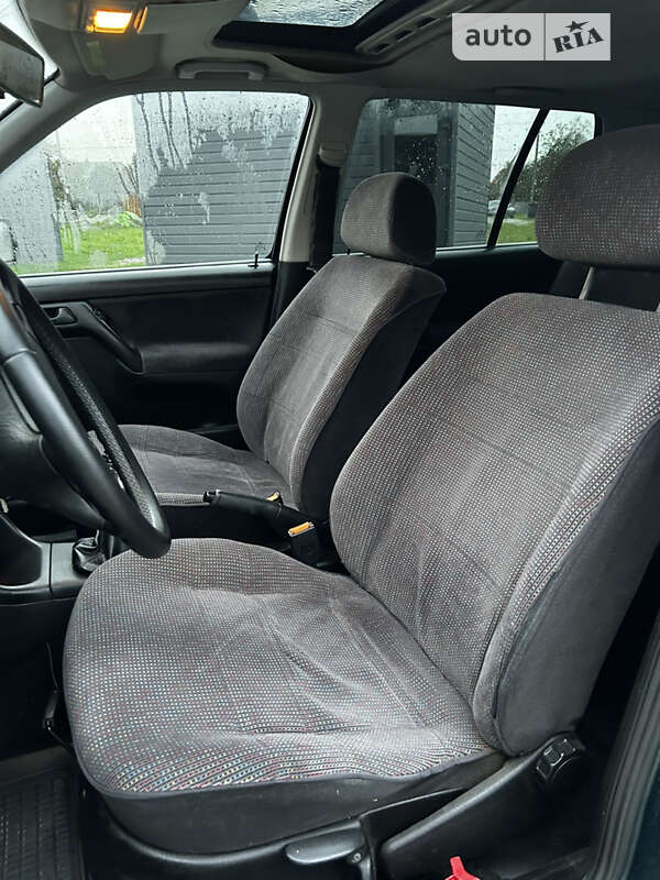 Хэтчбек Volkswagen Golf 1996 в Оброшином