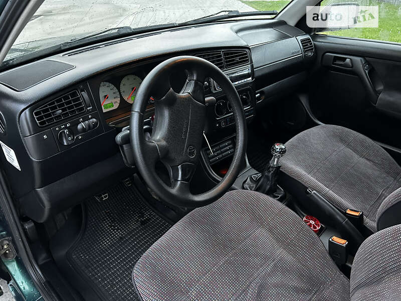 Хэтчбек Volkswagen Golf 1996 в Оброшином