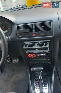 Хэтчбек Volkswagen Golf 2000 в 