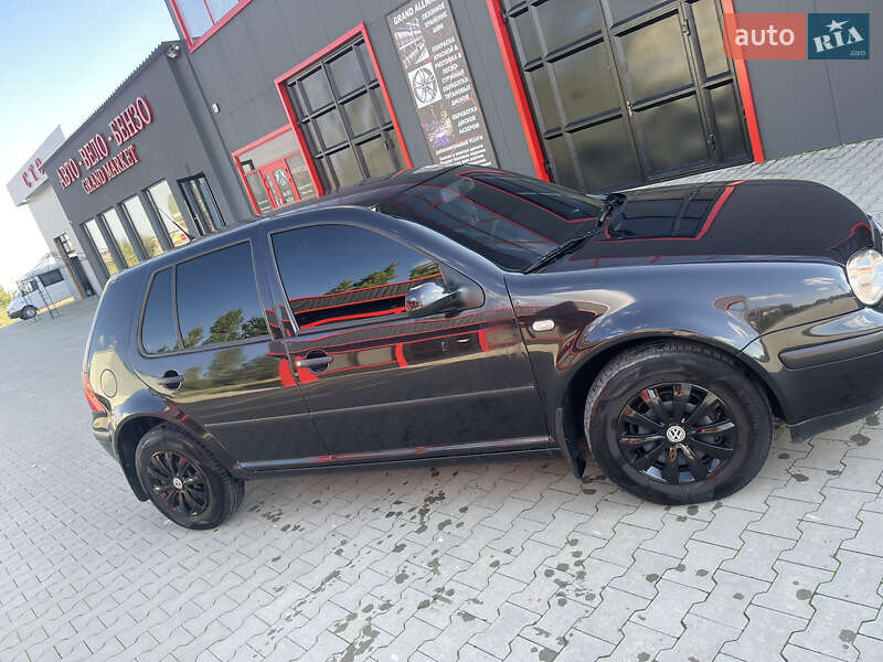 Хетчбек Volkswagen Golf 2003 в Новоселиці