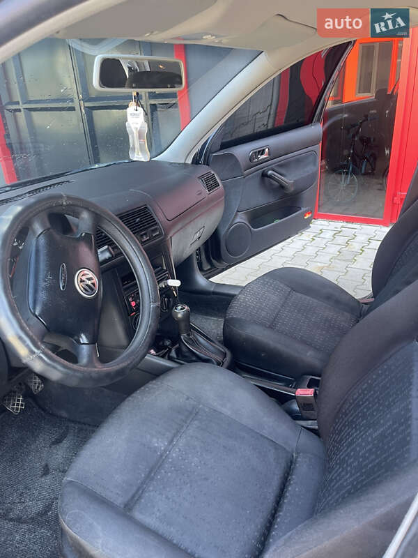 Хетчбек Volkswagen Golf 2003 в Новоселиці