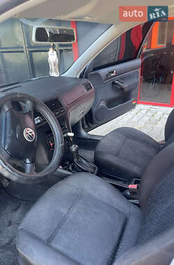 Хэтчбек Volkswagen Golf 2003 в 