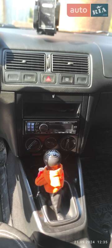 Хэтчбек Volkswagen Golf 2002 в Гайсине