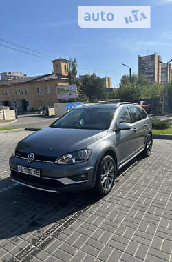 Універсал Volkswagen Golf 2017 в Дніпрі