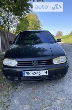 Хэтчбек Volkswagen Golf 2002 в Клевани