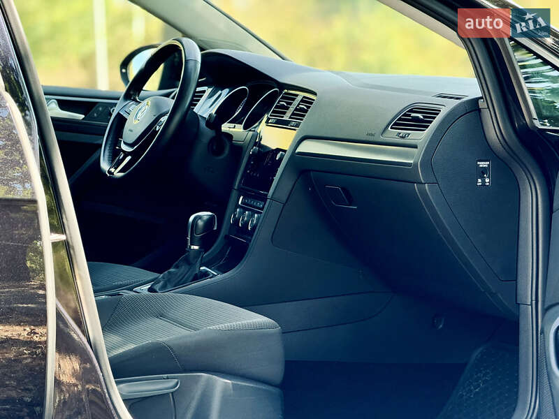 Хэтчбек Volkswagen Golf 2019 в Кропивницком