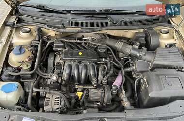 Хэтчбек Volkswagen Golf 2002 в 