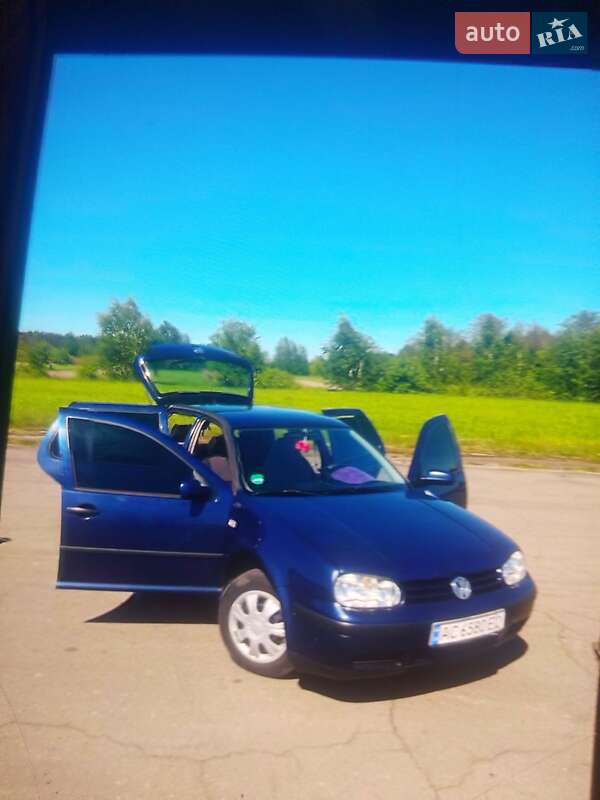 Хетчбек Volkswagen Golf 2001 в 