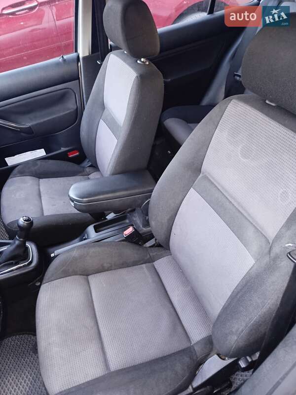 Хэтчбек Volkswagen Golf 2000 в Городке