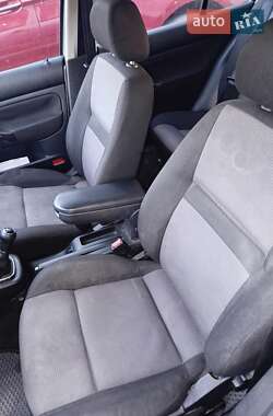 Хэтчбек Volkswagen Golf 2000 в 
