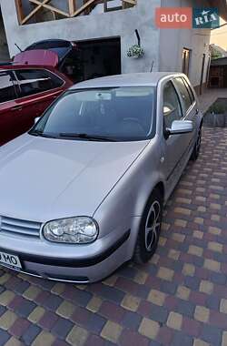 Хэтчбек Volkswagen Golf 2000 в 