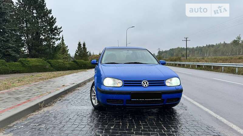 Хэтчбек Volkswagen Golf 2002 в Сарнах