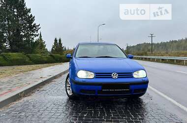 Хэтчбек Volkswagen Golf 2002 в Сарнах