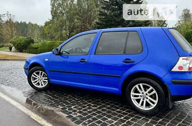 Хэтчбек Volkswagen Golf 2002 в Сарнах