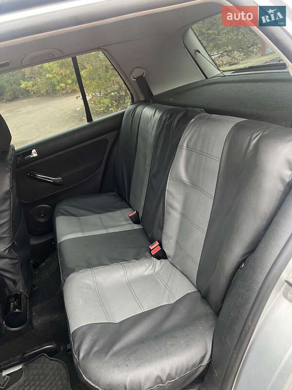 Хэтчбек Volkswagen Golf 2003 в Коростене