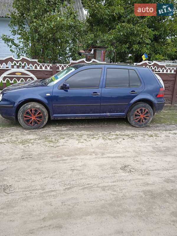 Фастбэк Volkswagen Golf 2001 в Ровно