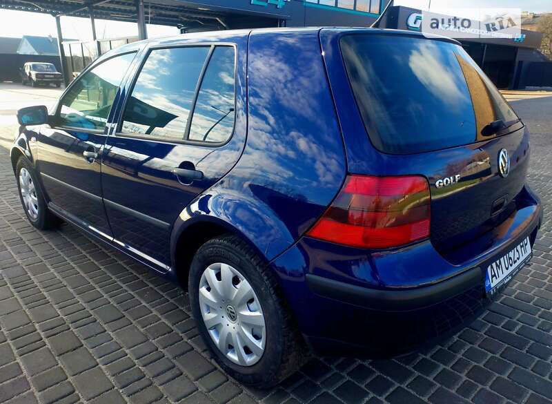 Хэтчбек Volkswagen Golf 2001 в Звягеле