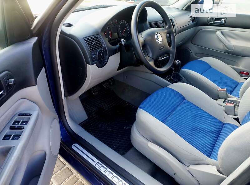 Хэтчбек Volkswagen Golf 2001 в Звягеле