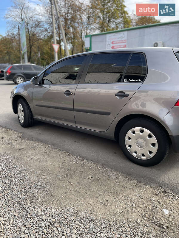 Хэтчбек Volkswagen Golf 2004 в Первомайске