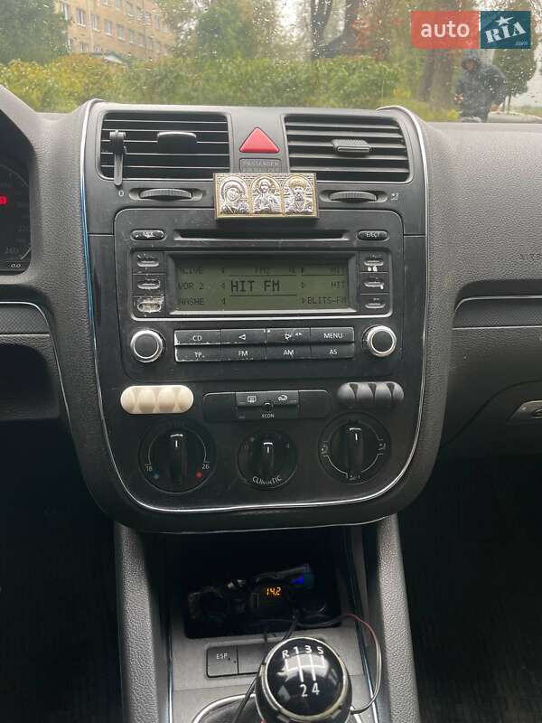 Хетчбек Volkswagen Golf 2006 в Києві