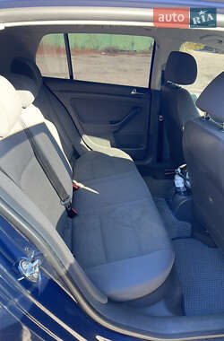 Хетчбек Volkswagen Golf 2005 в 