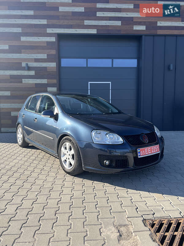 Хэтчбек Volkswagen Golf 2005 в Нововолынске