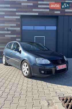 Хэтчбек Volkswagen Golf 2005 в Нововолынске