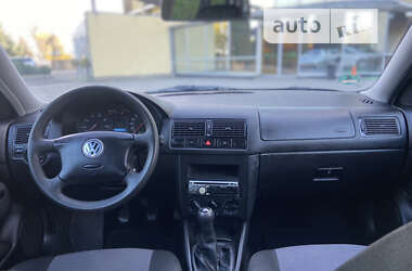 Хетчбек Volkswagen Golf 2002 в Львові