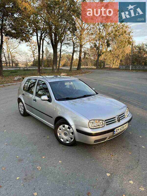 Хэтчбек Volkswagen Golf 2002 в Звягеле