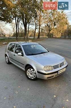 Хэтчбек Volkswagen Golf 2002 в Звягеле