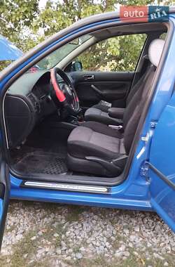 Хэтчбек Volkswagen Golf 2000 в 