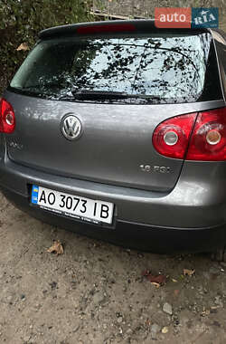 Хэтчбек Volkswagen Golf 2004 в Великом Березном