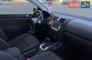 Хетчбек Volkswagen Golf 2005 в Миколаєві