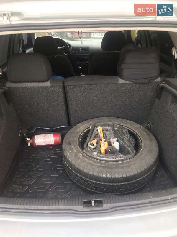 Хетчбек Volkswagen Golf 2003 в Києві